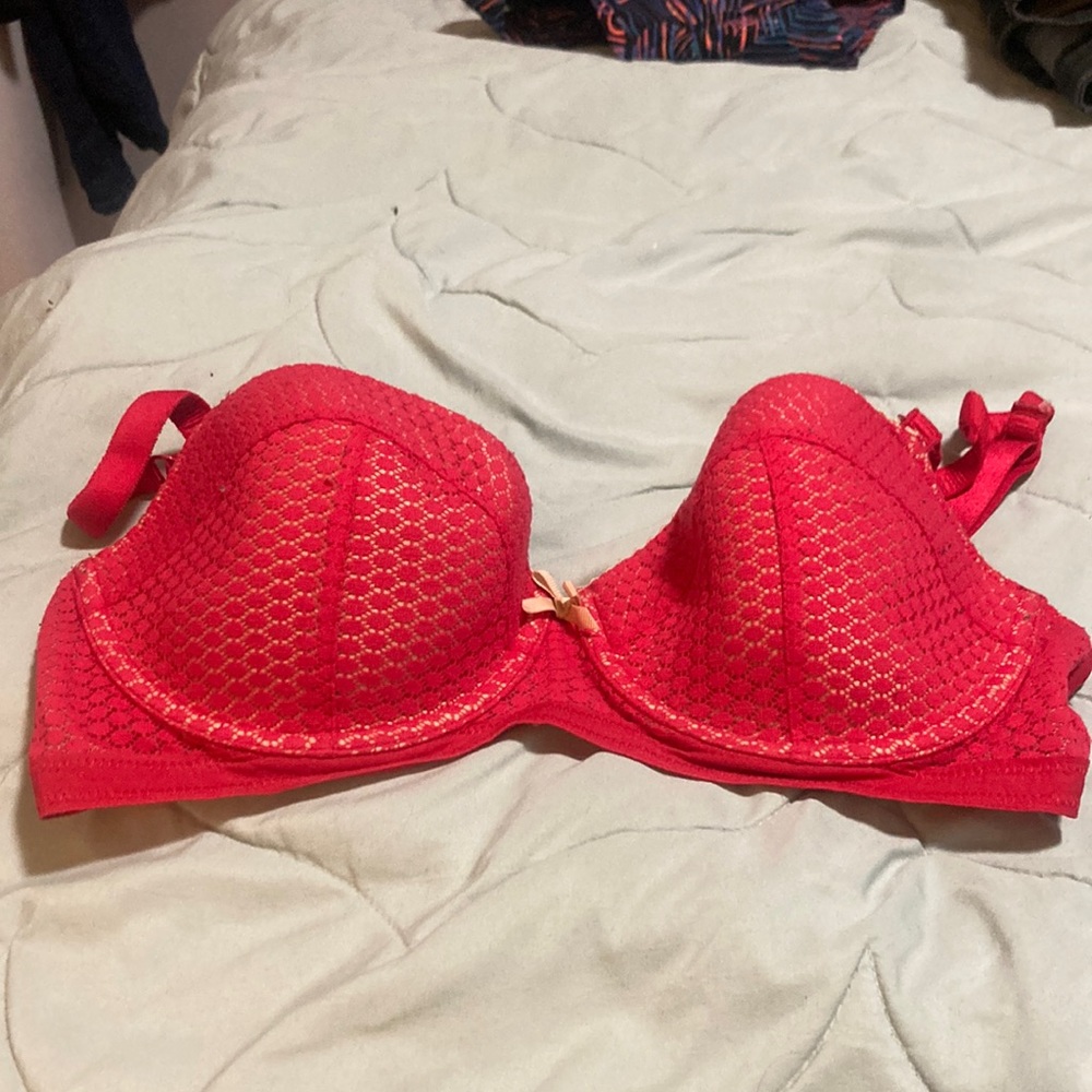 Elle MacPherson pink lace bra